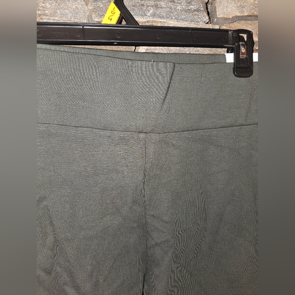 Lou & Grey NWT Women's Green Ponte Pocket Legging - Picture 5 of 13